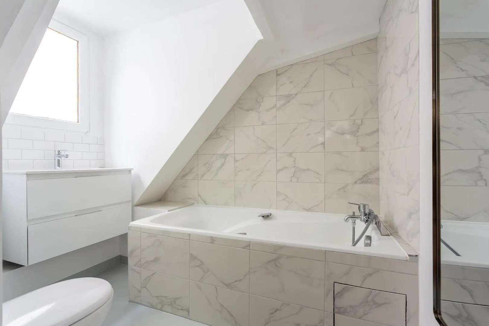 Apartment Romantic Loft In The Center Of Le Marais, Min 31 Nights From March